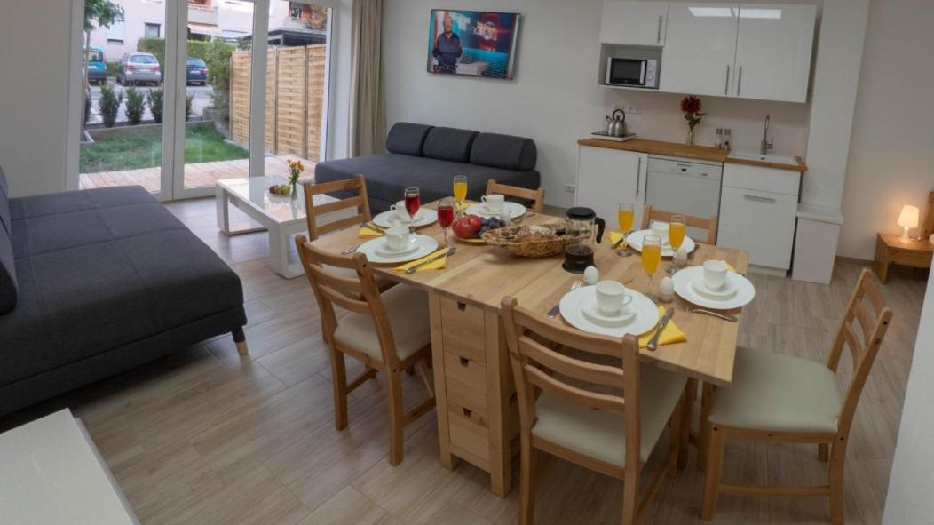 Eleonoras Ferienwohnung In Wuerzburg Stadt Mit Terrasse Im Erdgeschoss Inklusive Eigenen Parkplaetzen Vor Der Tuer Dış mekan fotoğraf
